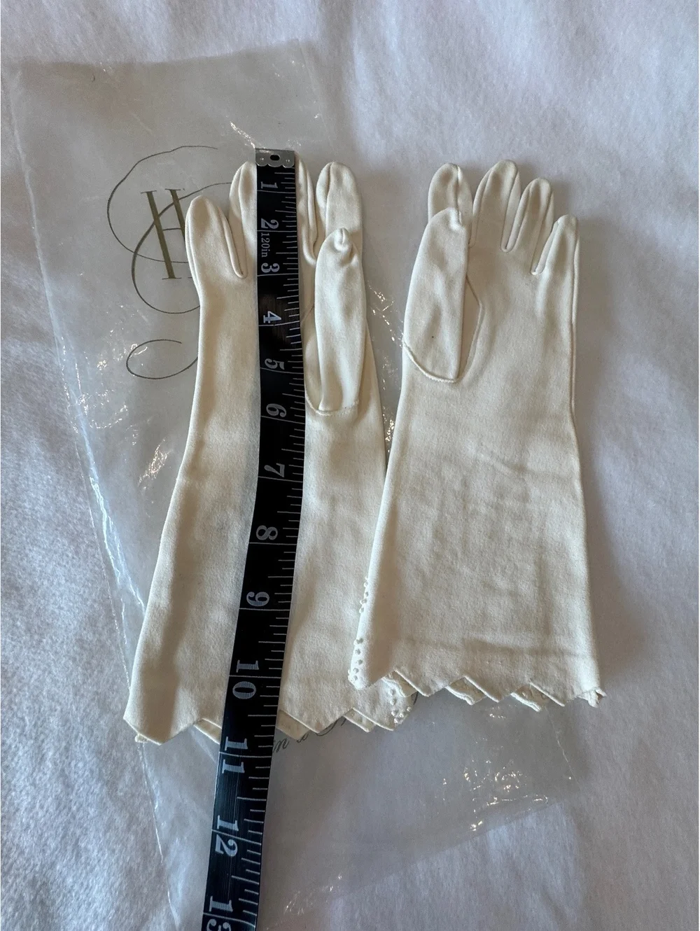 Vintage Ladies Gloves Set of 2 in Creamy Ivory size 6